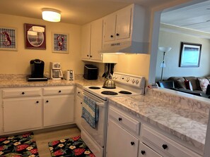 Kühlschrank, Mikrowelle, Herdplatte, Geschirrspüler