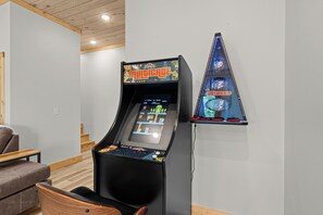 Games room - Brand-New Cabin, Private Pool, Hot Tub, Firepit, Game Room & Free Tickets (Sevierville)
