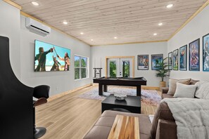 Lobby - Brand-New Cabin, Private Pool, Hot Tub, Firepit, Game Room & Free Tickets (Sevierville)