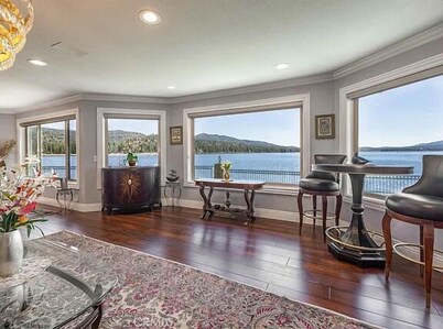 Beautiful Lakefront Villa! Large hot tub, game room, & views! NEW PHOTOS SOON
