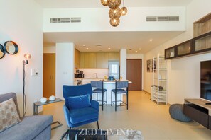 Deluxe-Apartment, Meerblick | Wohnbereich | 55-Zoll-Smart-TV mit Satellitenempfang
