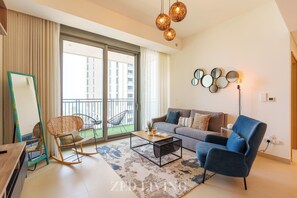 Departamento Deluxe, vista al mar | Área de sala de estar | Smart TV de 55 pulgadas con canales vía satélite 
