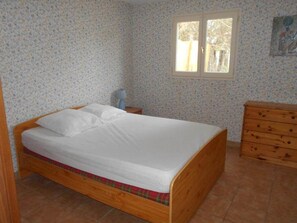 3 chambres, fer et planche à repasser