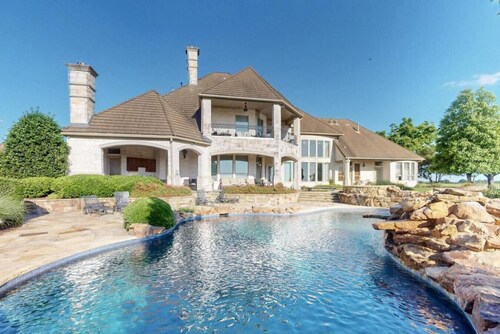 Spacious 4.5-Acre Estate Near Dallas w/ Pool, Spa, Theater, Gym & Guest House