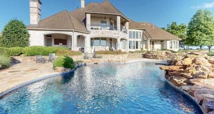Spacious 4.5-Acre Estate Near Dallas w/ Pool, Spa, Theater, Gym & Guest House