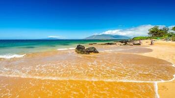 Plage, chaises longues, serviettes de plage