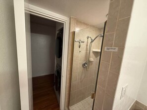 Sèche-cheveux, serviettes fournies