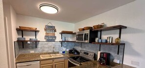 Réfrigérateur, four à micro-ondes, un four, surface de cuisson