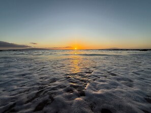 En la playa, camastros y toallas de playa 