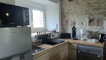 Réfrigérateur, micro-ondes, plaque de cuisson, lave-vaisselle