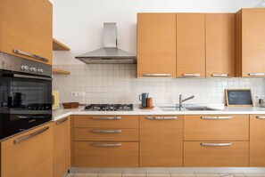 Micro-ondes, four, plaque de cuisson