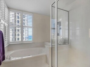 Een douche, een bubbelbad, een haardroger, handdoeken