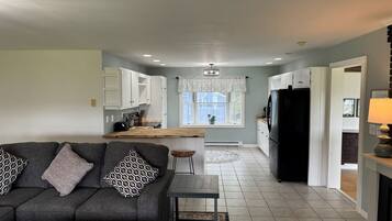 Smart TV, caminetto, tavolo da calcetto