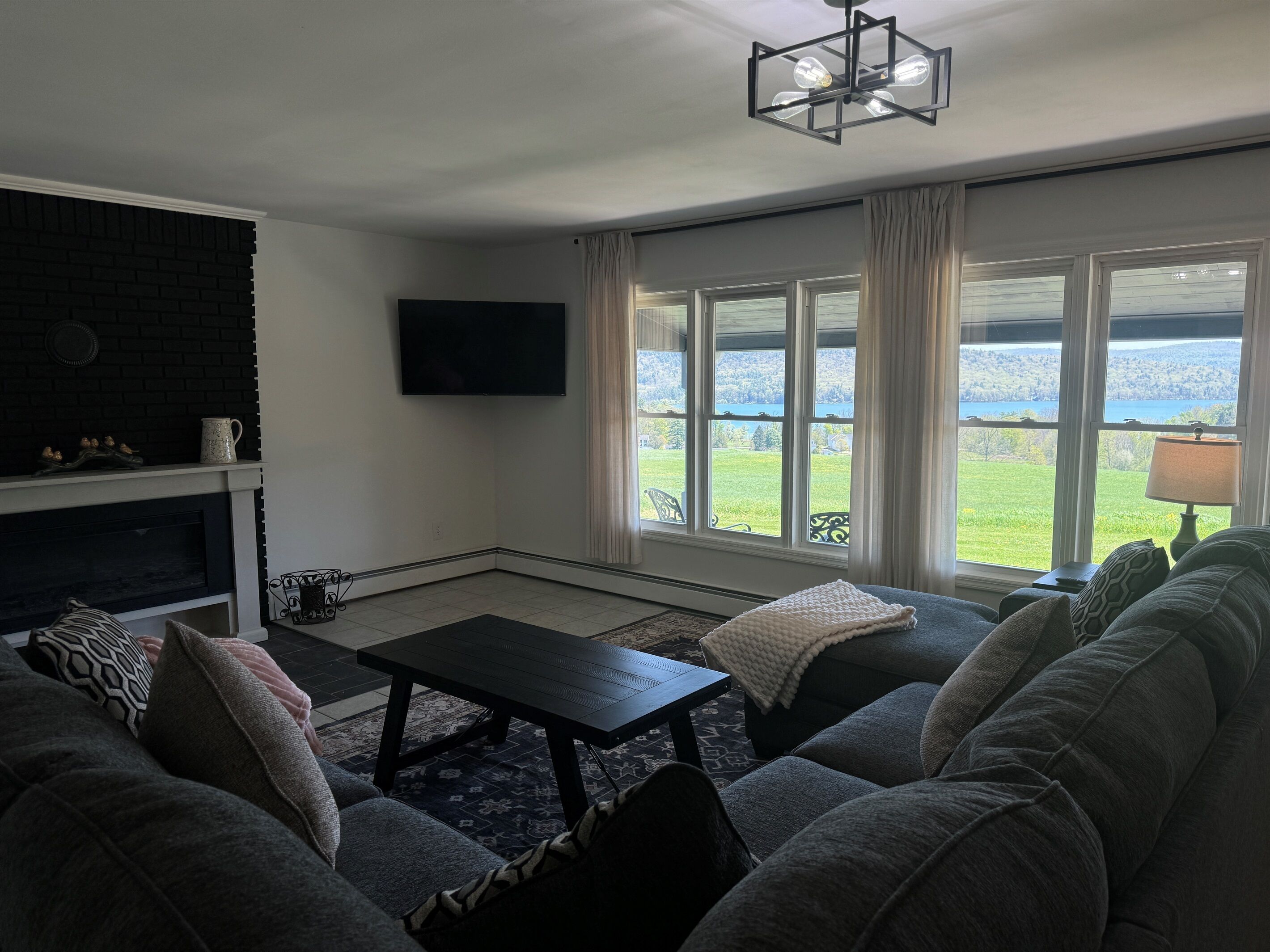 Smart TV, chimenea y futbolito 