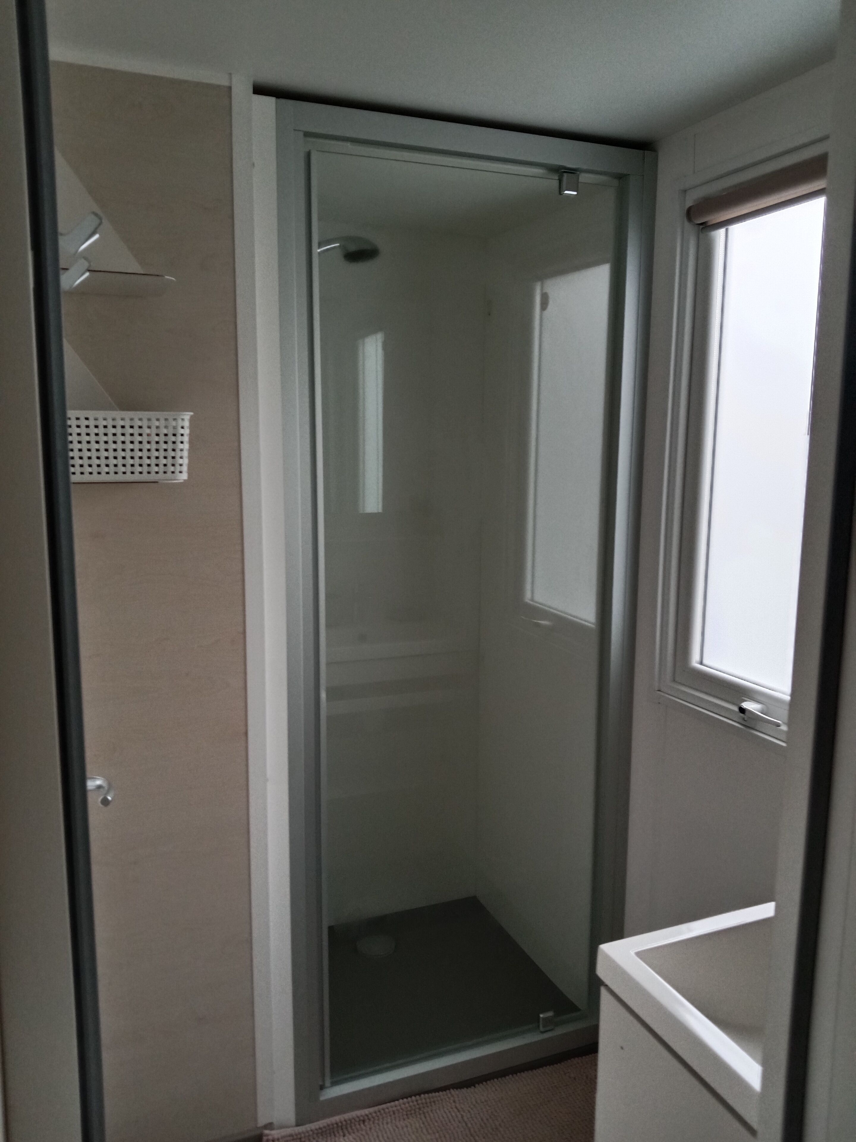 Shower, hair dryer, toilet paper