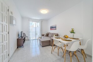 Apartment, Balkon, am Strand | Wohnbereich | 32-Zoll-LCD-Fernseher mit Satellitenempfang, Streaming-Dienste