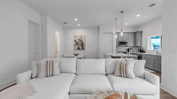 Casa, varias camas (Azul Townhomes A3 and A4 - Sunrise/Su) | Área de sala de estar