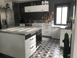 Mikrovågsugn, ugn, spishäll och diskmaskin