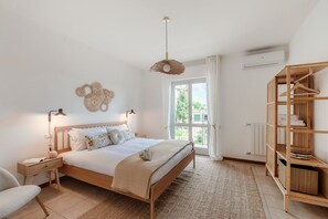 Apartment, Hügelblick | Hochwertige Bettwaren, Daunenbettdecken, Schreibtisch