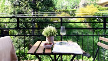 Apartment, Hill View | Premium bedding, down comforters, desk, iron/ironing board