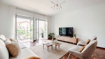 Appartement, uitzicht op heuvels | Luxe beddengoed, donsdekens, een bureau, een strijkplank/strijkijzer