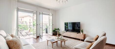 Apartment, Hill View | Premium bedding, down comforters, desk, iron/ironing board