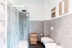 Apartment, Hill View | Bathroom | Shower, free toiletries, hair dryer, bidet - Moonlight (San Fermo della Battaglia)