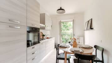 Appartement, uitzicht op heuvels | Luxe beddengoed, donsdekens, een bureau, een strijkplank/strijkijzer