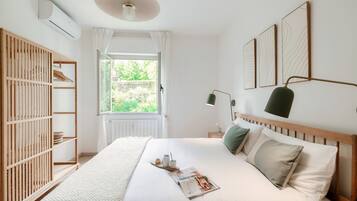 Apartment, Hügelblick | Hochwertige Bettwaren, Daunenbettdecken, Schreibtisch