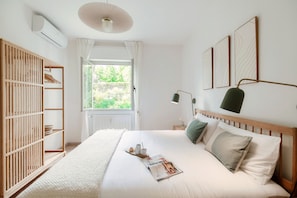 Departamento, vista a la colina | Ropa de cama de alta calidad, edredón y escritorio