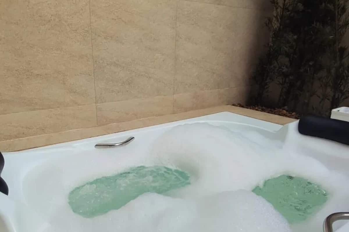Deluxe Suite | Jetted bathtub