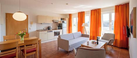 Un apartamento moderno con cocina, comedor y sala de estar.