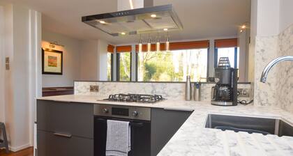 Cliff Top - Bubbling Springs - spectacular sea views. Sleeps 4 guests
