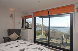 2 bedrooms, iron/ironing board, WiFi, bed sheets - Cliff Top - Bubbling Springs - spectacular sea views. Sleeps 4 guests (Wemyss Bay)