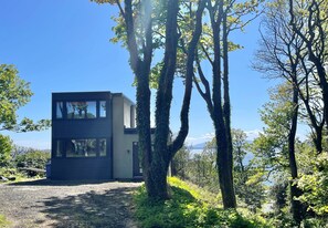 Exterior - Cliff Top - Bubbling Springs - spectacular sea views. Sleeps 4 guests (Wemyss Bay)