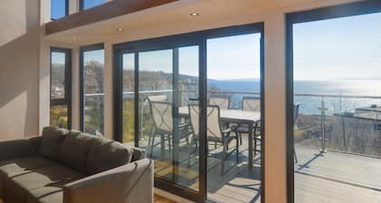 Cliff Top - Bubbling Springs - spectacular sea views. Sleeps 4 guests