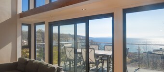 Cliff Top - Bubbling Springs - spectacular sea views. Sleeps 4 guests