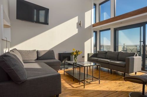 Cliff Top - Bubbling Springs - spectacular sea views. Sleeps 4 guests