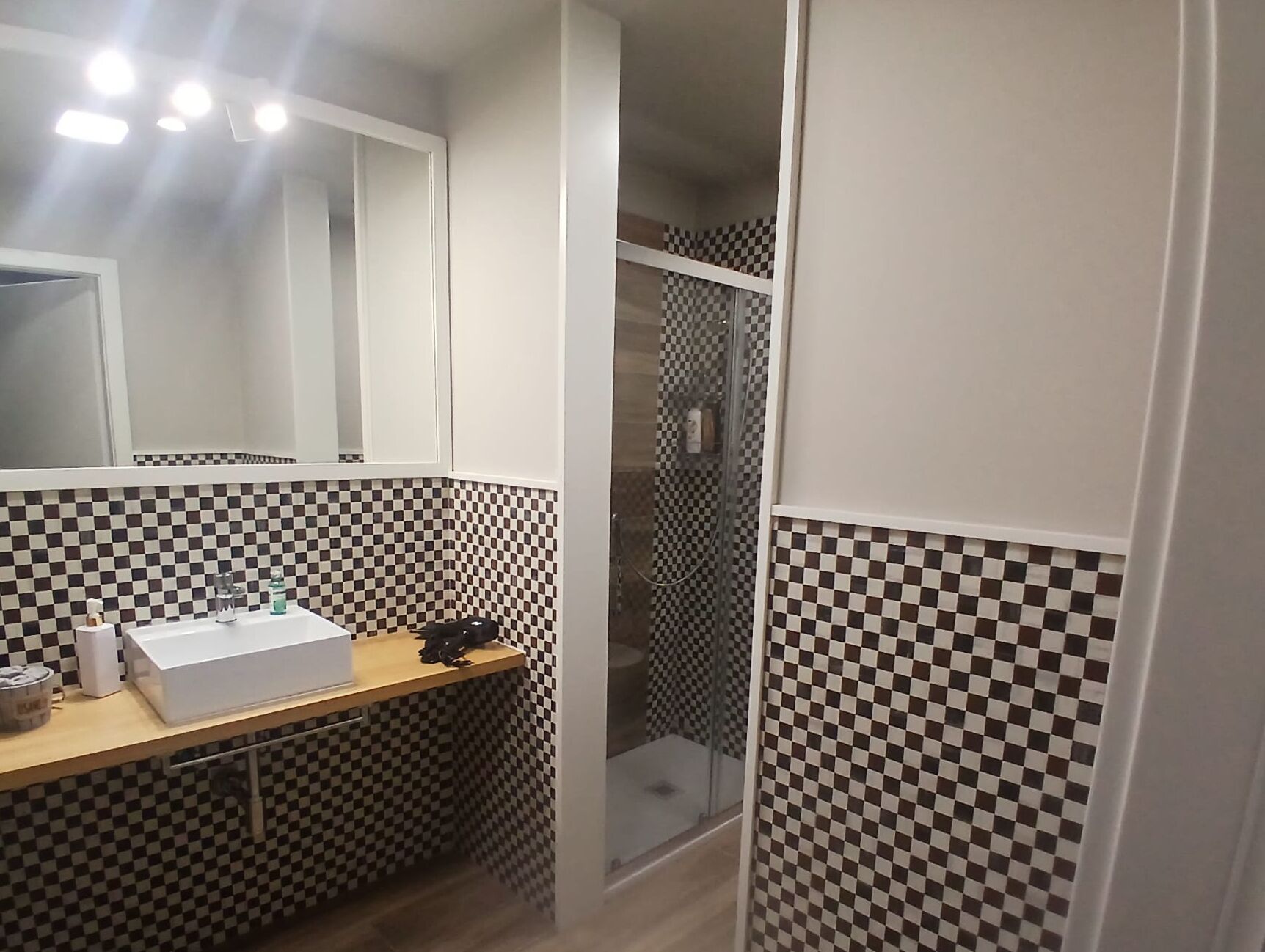 Comfort-Doppel- oder -Zweibettzimmer | Badezimmer | Dusche, Haartrockner, Hausschuhe, Handtücher