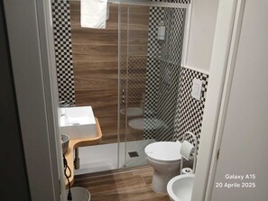 Kamar Double atau Twin | Kamar mandi | Shower, pengering rambut, sandal, dan handuk