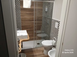 Kamar Double atau Twin | Kamar mandi | Shower, pengering rambut, sandal, dan handuk