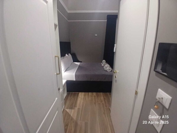 Double or Twin Room | Minibar, in-room safe, desk, laptop workspace