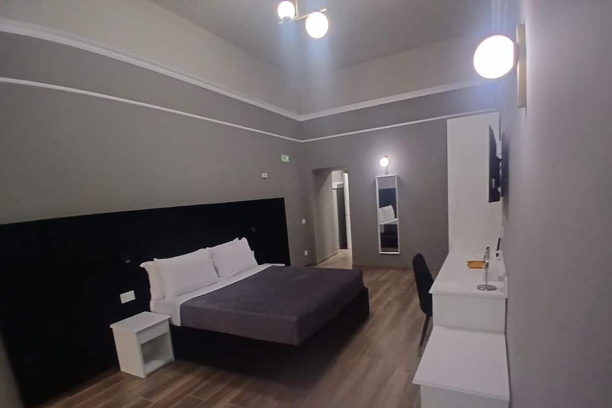 Comfort-Doppel- oder -Zweibettzimmer | Minibar, Zimmersafe, Schreibtisch, laptopgeeigneter Arbeitsplatz