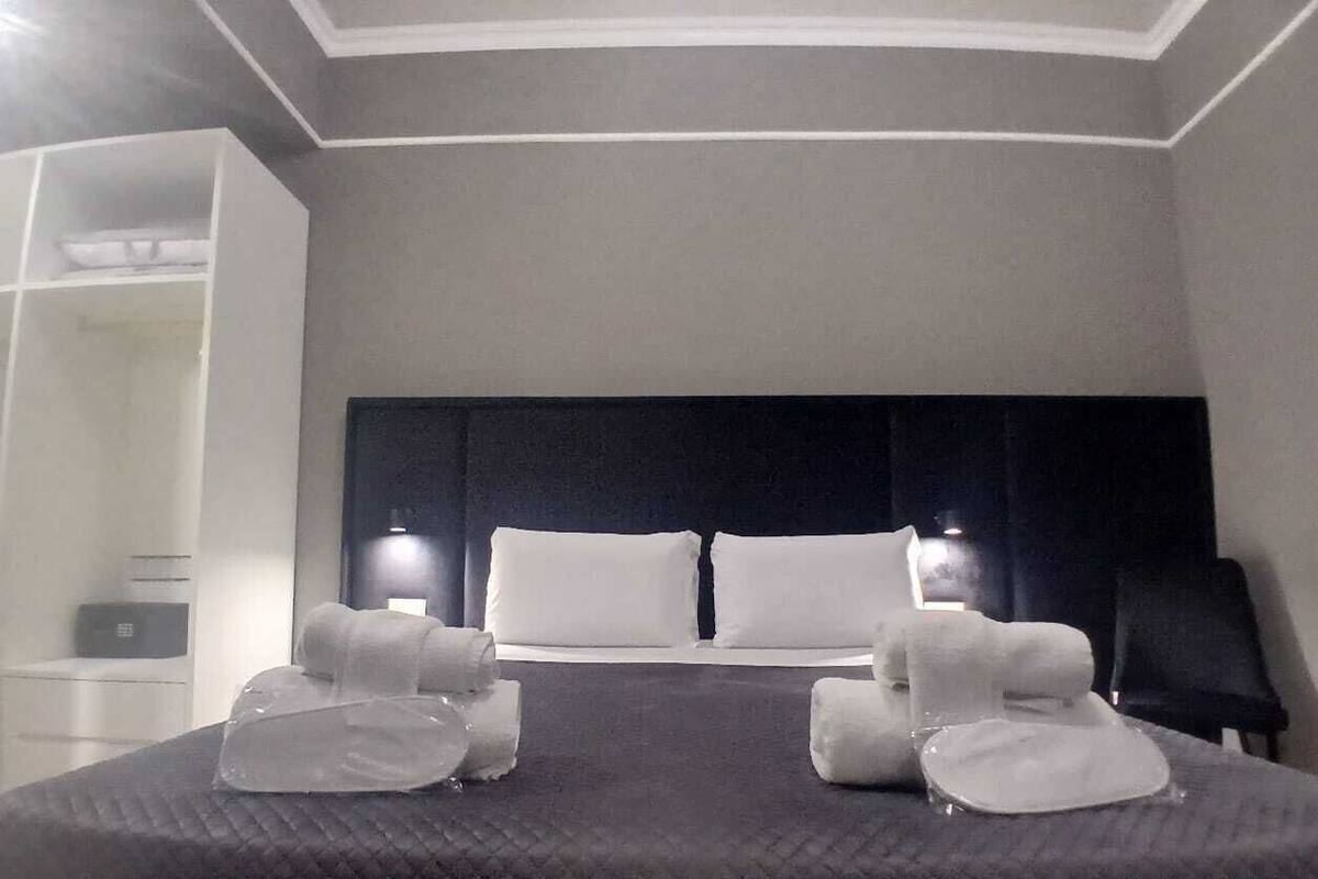 Double or Twin Room | Minibar, in-room safe, desk, laptop workspace