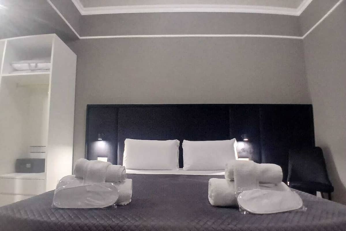 Minibar, caja de seguridad en la habitación y escritorio