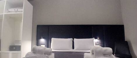 Doppel- oder Zweibettzimmer | Minibar, Zimmersafe, Schreibtisch, laptopgeeigneter Arbeitsplatz