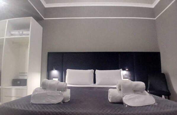 Double or Twin Room | Minibar, in-room safe, desk, laptop workspace - Dimora Neapolis (Naples)
