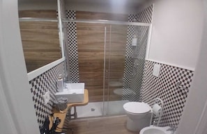 Dusj, hårføner, badekåper og tøfler