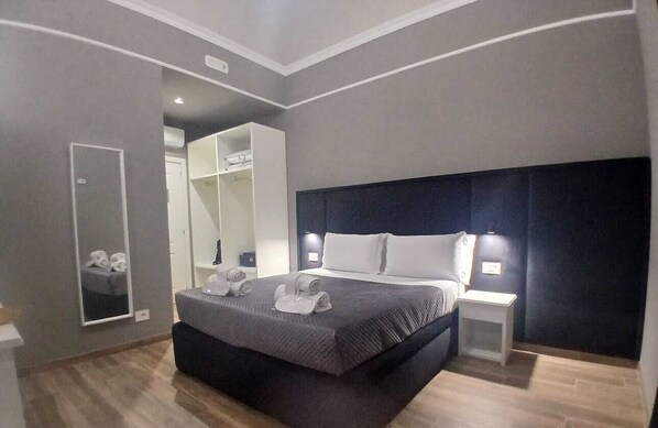 Double or Twin Room | Minibar, in-room safe, desk, laptop workspace - Dimora Neapolis (Naples)