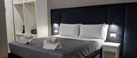 Kamer, 1 twee- of 2 eenpersoonsbedden | Een minibar, een kluis op de kamer, een bureau, een laptopwerkplek